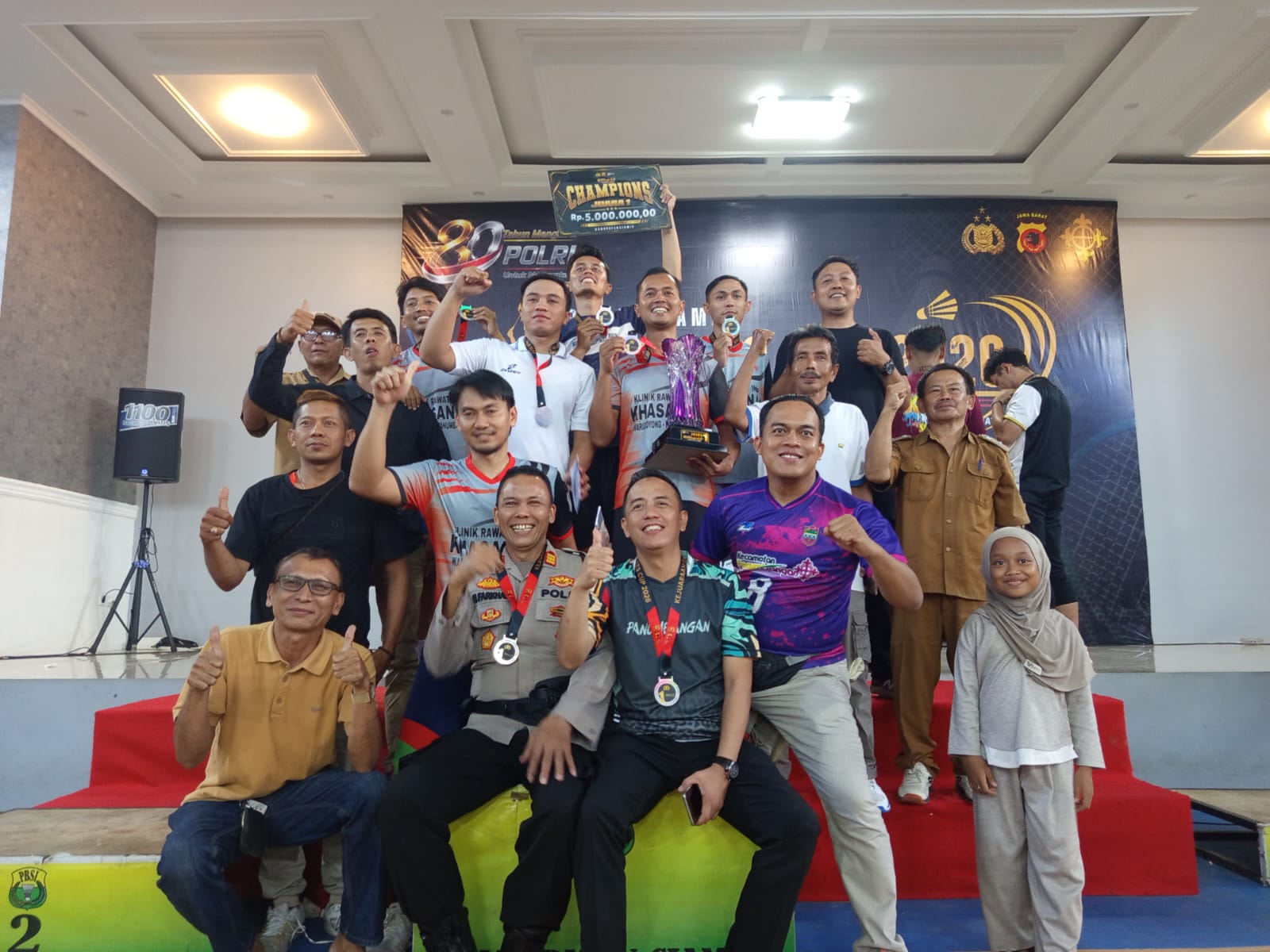 Warga desa Banjarangsana menja...